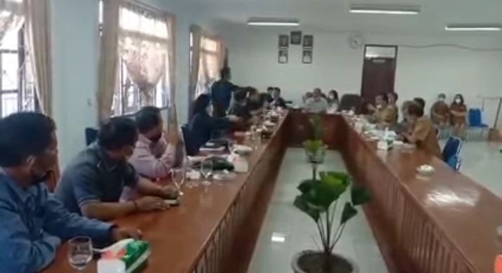 Disiram Air Panas saat Rapat, Ketua DPRD Humbahas Lapor ke Polisi