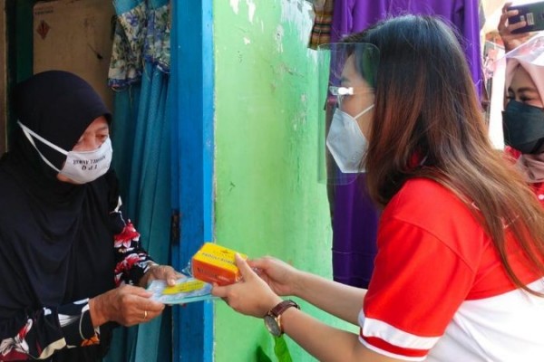 Warga Bantu Warga, Ellen Borong Tempe Dibagikan ke Warga