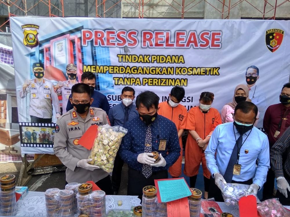 Pasutri Penjual Kosmetik Ilegal di Palembang Terancam 15 Tahun Penjara
