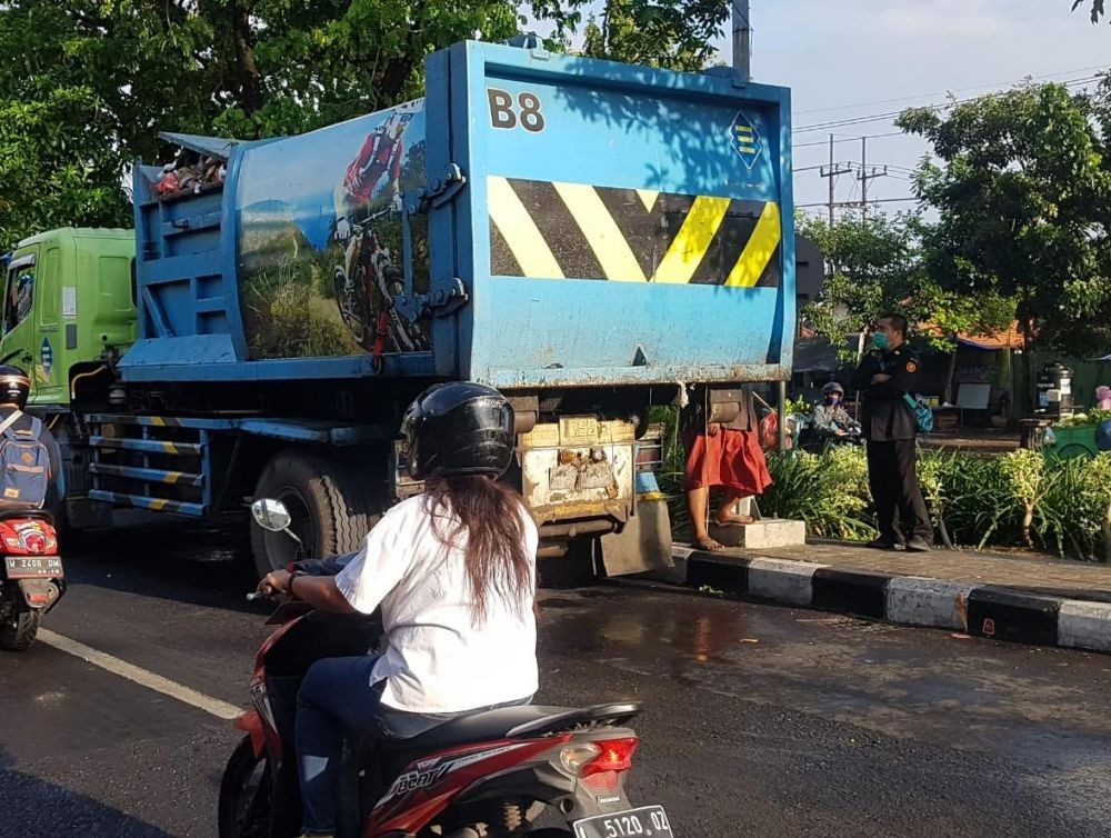 Truk Sampah Lindas Pengendara Sepeda Motor di Surabaya