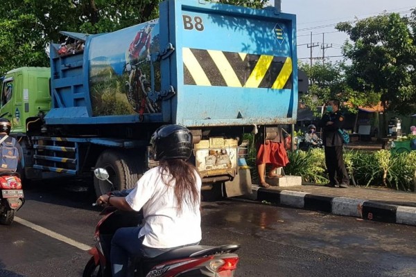 Truk Sampah Lindas Pengendara Sepeda Motor di Surabaya