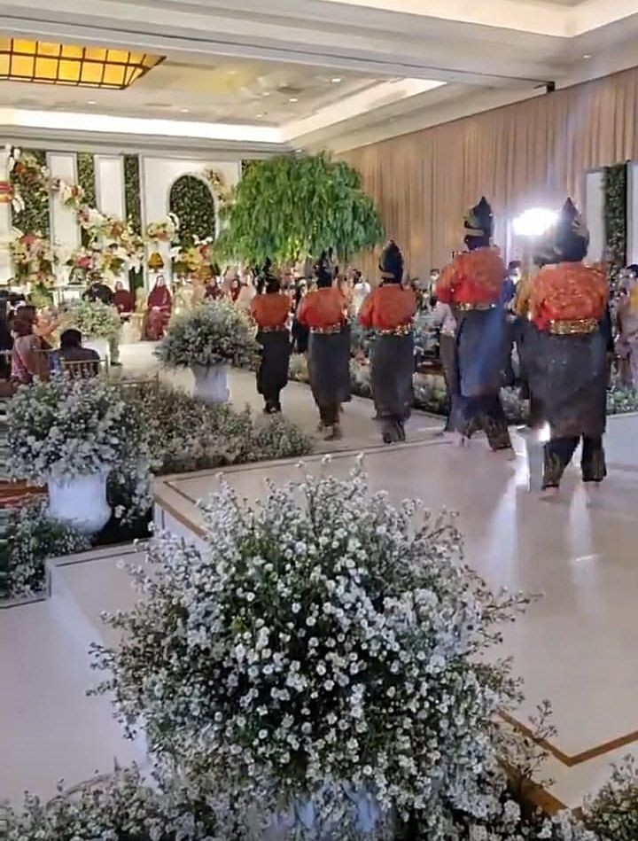 9 Dekorasi Lamaran Ria Ricis, Bertema Floral nan Indah