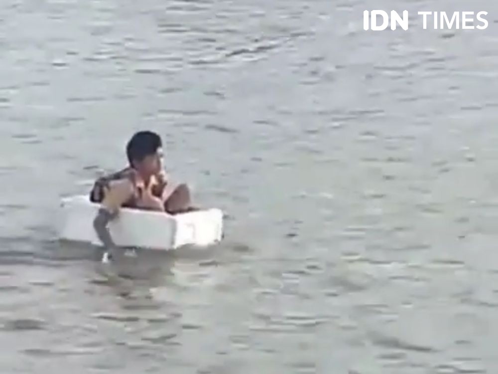 Viral Bocah SD di OKI Bersekolah Kayuh Styrofoam Seberangi Sungai