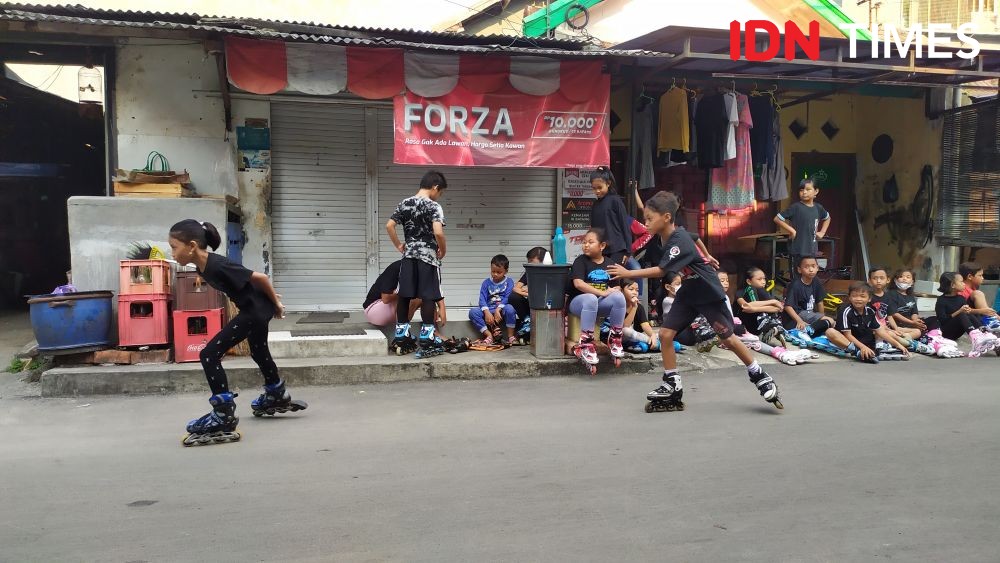 Puluhan Atlet Sepatu Roda Atlet di Semarang Pawai Keliling Kampung saat HUT RI