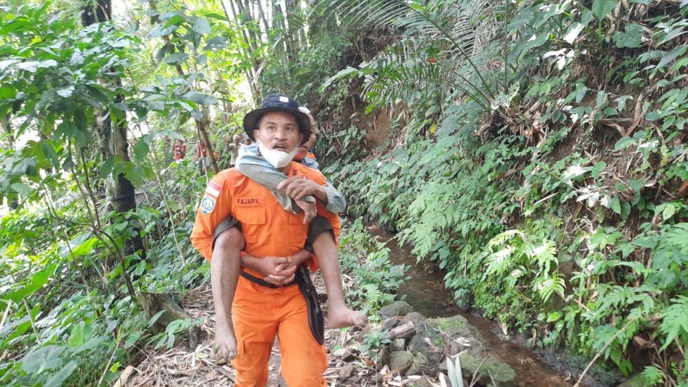 Walah! Pamit Keluar Rumah, Mbah Santo Ditemukan Linglung di Pohon Bambu
