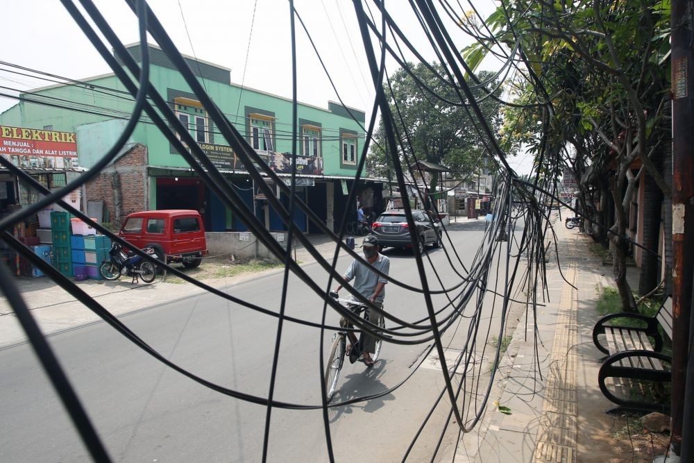 Dear PLN, Kabel Optik Mulai Ditanam di Bandung, Kabel Listrik Kapan?