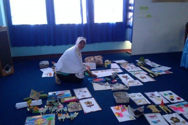 Guru Lampung Jalan Kaki ke Sekolah Hemat Honor dan Beli HP untuk Murid