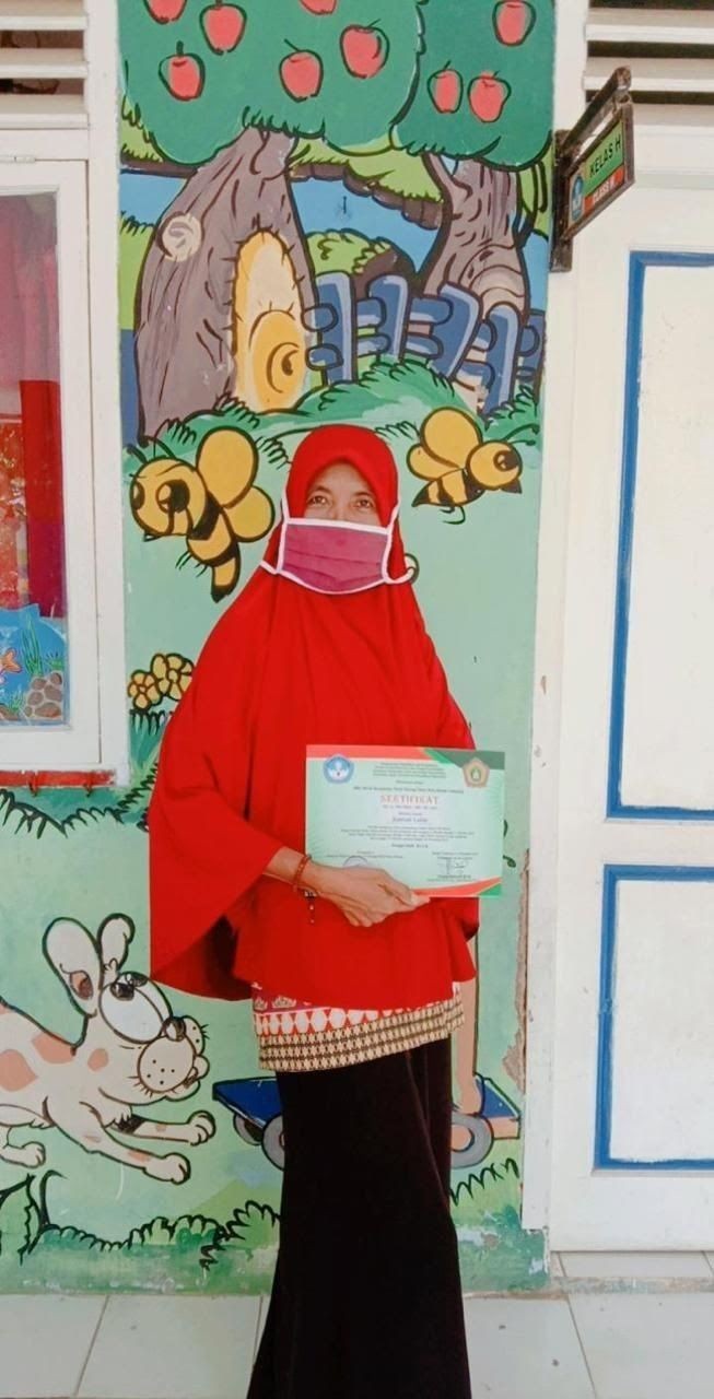Guru Lampung Jalan Kaki ke Sekolah Hemat Honor dan Beli HP untuk Murid