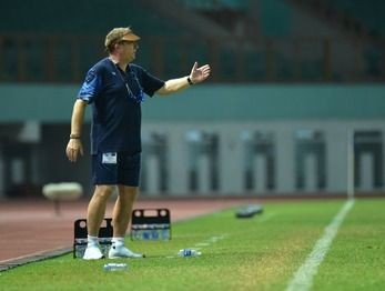 Desak Coach Rene Dipecat, Puluhan Bobotoh Geruduk Graha Persib 