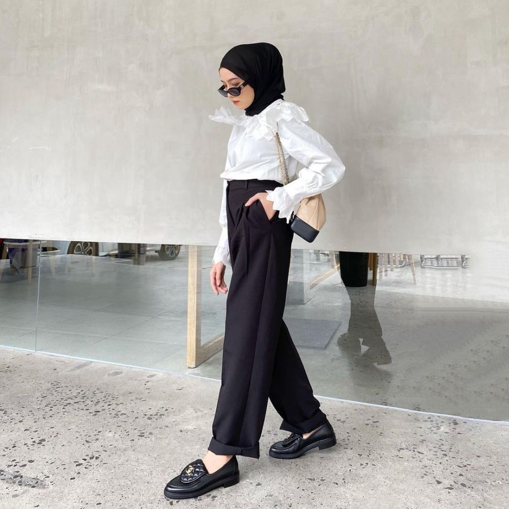 9 Ide Outfit Hitam Putih ala Amelia Elle, Chic dan Minimalis