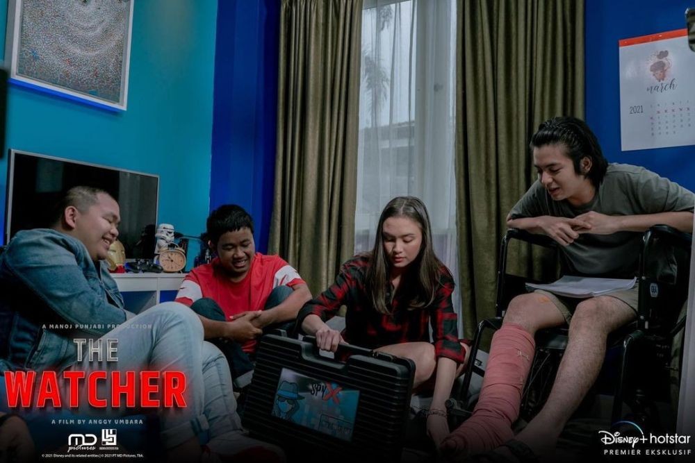 6 Fakta The Watcher Angga Yunanda Pakai Gips Sepanjang Film