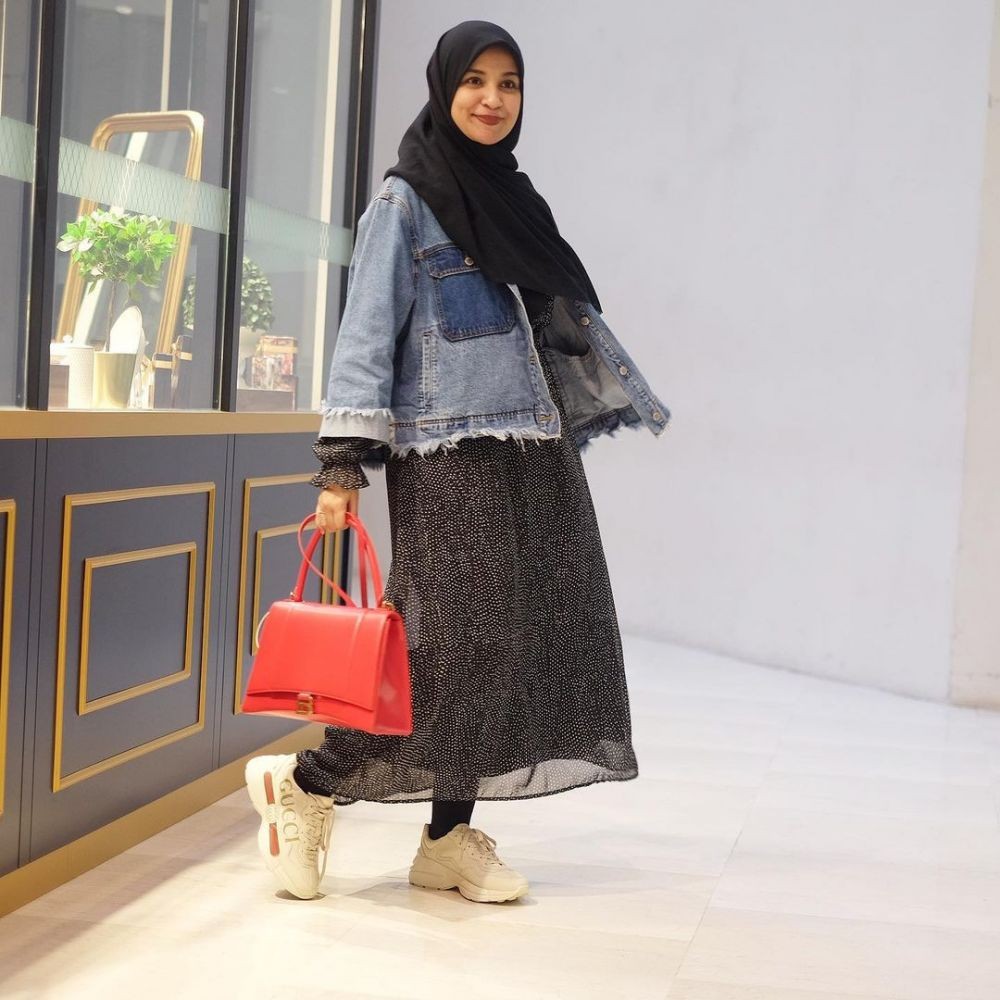 9 Inspirasi Outfit Hijab dan Outer ala Shireen Sungkar, Stylish!