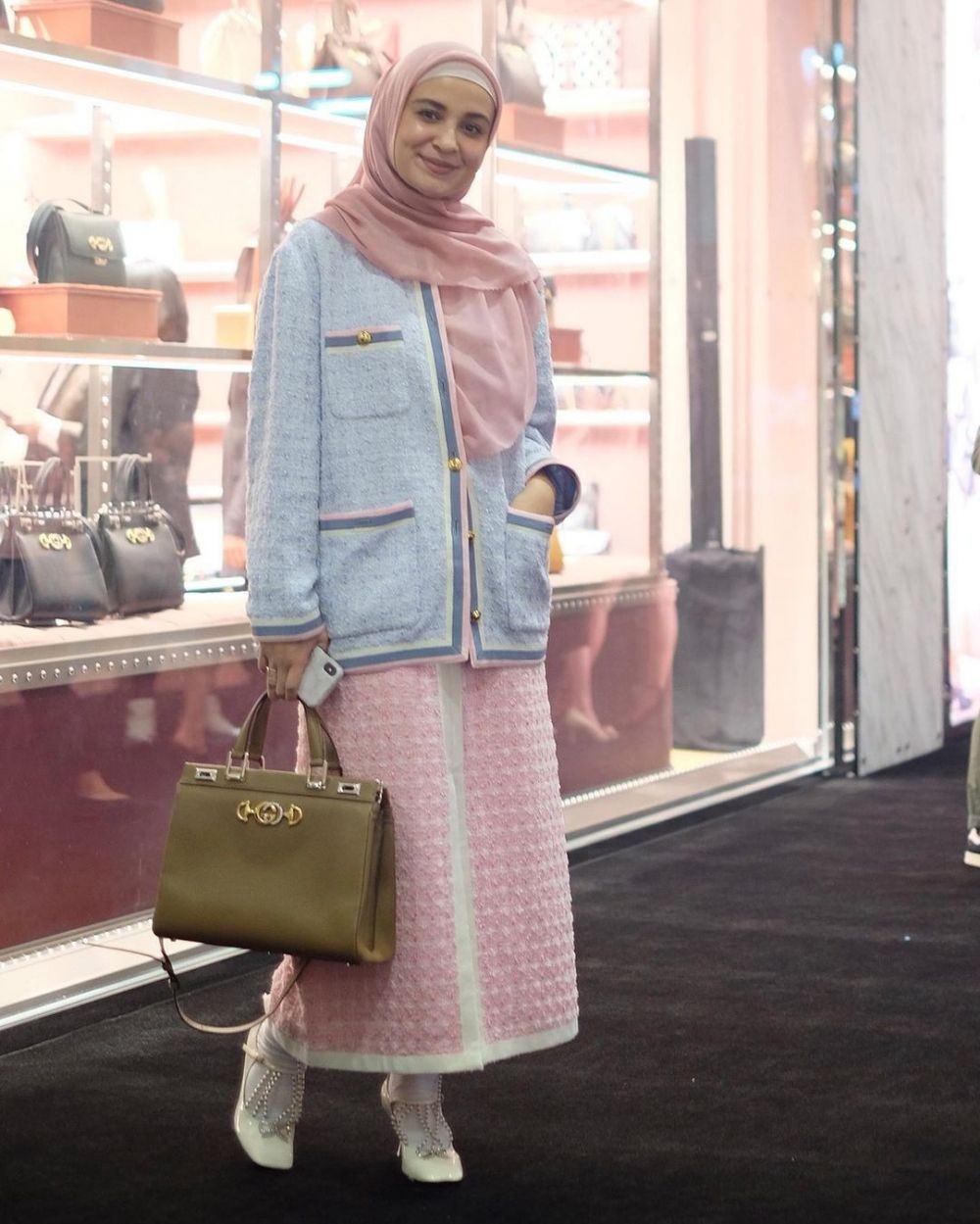 9 Inspirasi Outfit Hijab dan Outer ala Shireen Sungkar, Stylish!