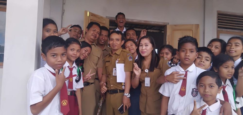 Kisah Ayu 11 Tahun Naik Turun Bukit Demi Mengajar di Nusa Penida