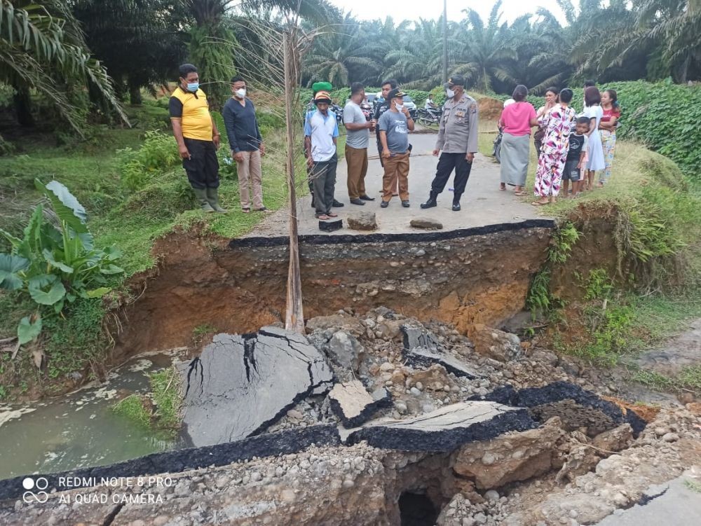 Diguyur Hujan, Jembatan Penghubung Dua Desa di Langkat Ambruk