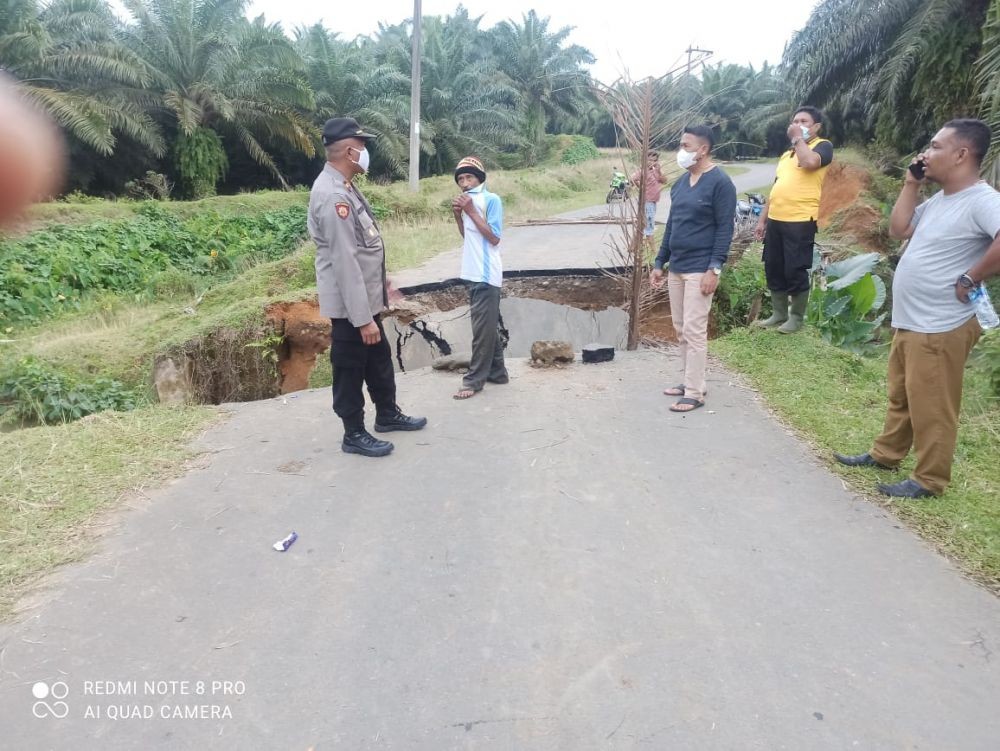 Diguyur Hujan, Jembatan Penghubung Dua Desa di Langkat Ambruk