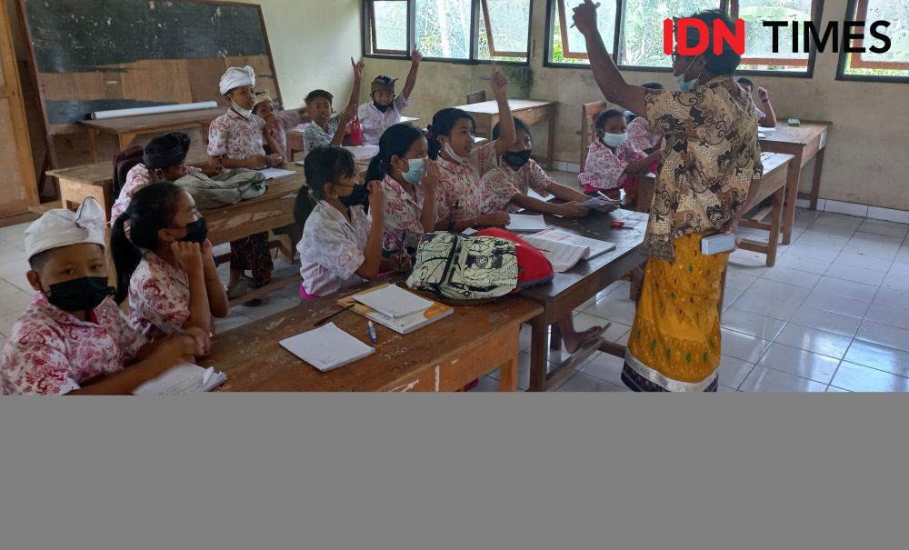 Siswa SD 4 Klumpu Klungkung Berbagi Kelas di Hari Pertama Tatap Muka