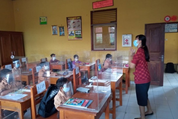 Hari Pertama PTM di Denpasar, Siswa Antusias Bertemu Teman-temannya