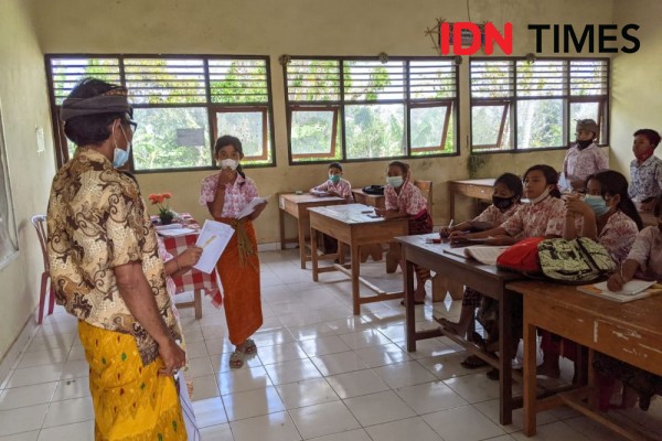 Siswa SD 4 Klumpu Klungkung Berbagi Kelas di Hari Pertama Tatap Muka
