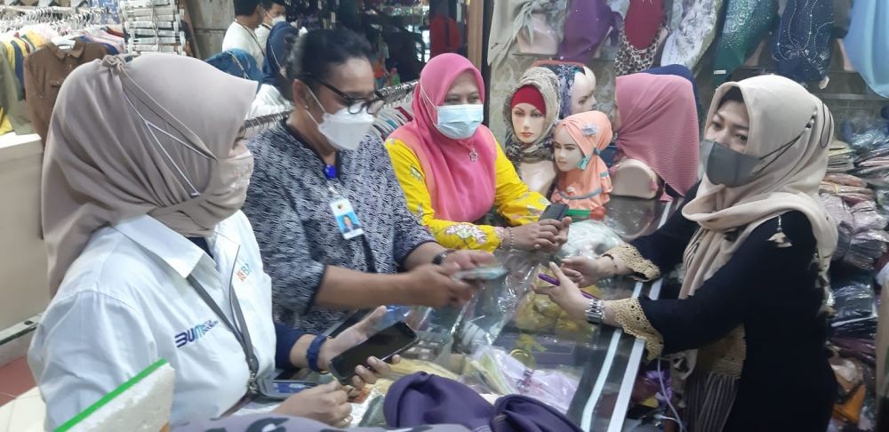 Bayar Iuran Pedagang di Pasar Surabaya Kini Bisa Cashless