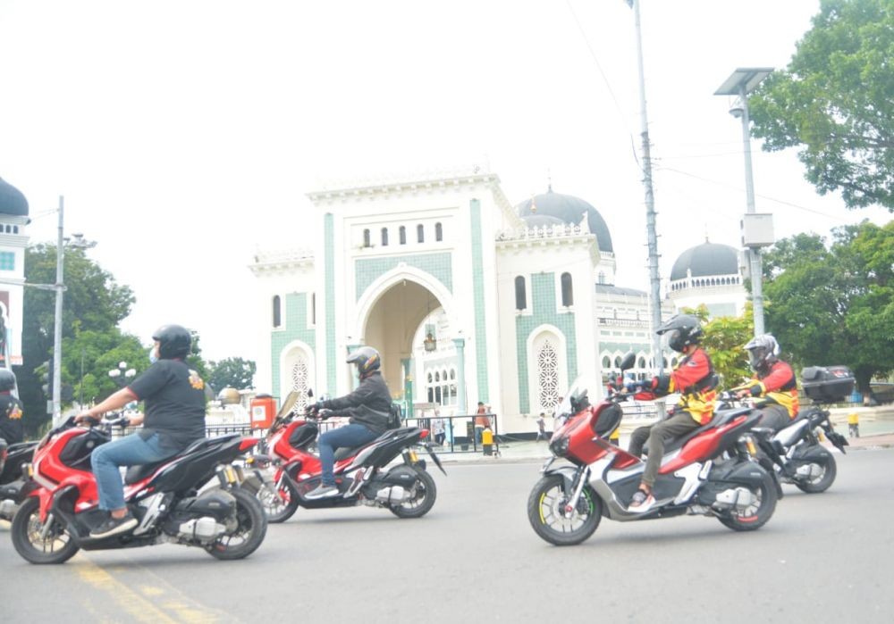 Honda Community Bikers Soleh Bersih-bersih Masjid di Medan