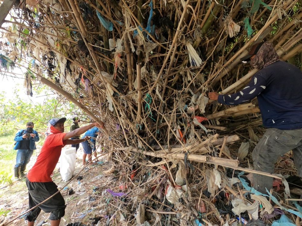 500 Kg Sampah Plastik Diangkut Relawan dari Kali Porong