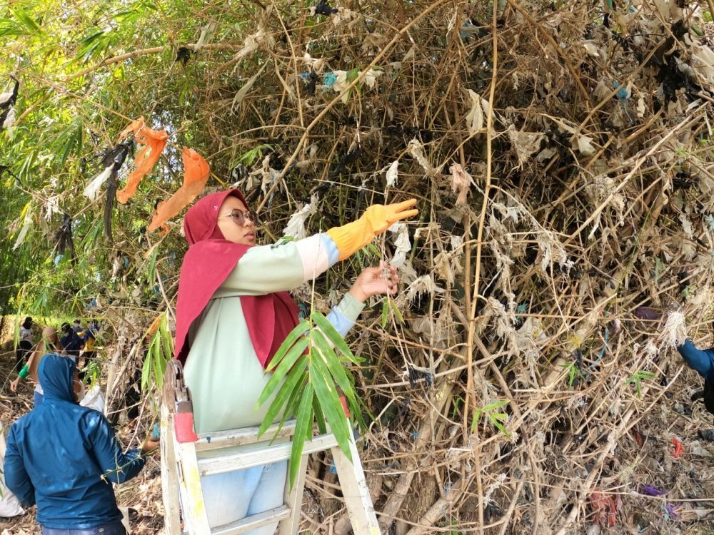 500 Kg Sampah Plastik Diangkut Relawan dari Kali Porong