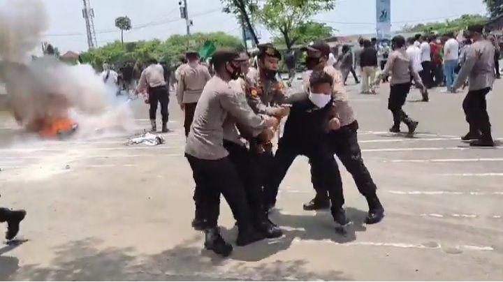 Demo HUT Banten Berujung Ricuh, 13 Mahasiswa Ditangkap Polisi 