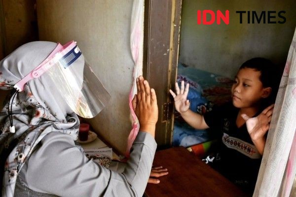 Kisah Para Guru Inspiratif dan Rela Menerjang Bahaya Demi Siswa