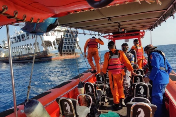 KMP Permata Lestari II Terseret Arus di Selat Lombok