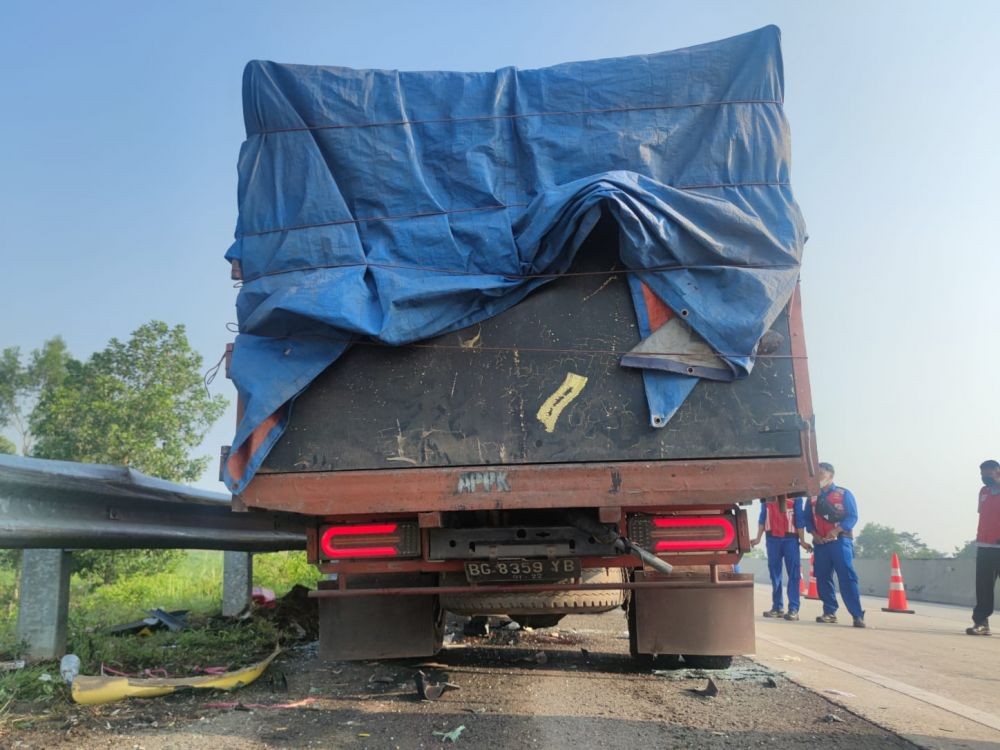 Sedang Perbaiki Ban, Dua Petugas Tol Lampung Meninggal Ditabrak Truk 