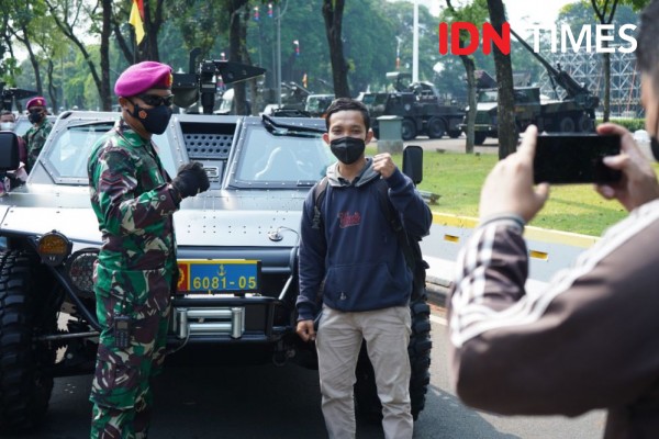 Warga Antusias Saksikan Parade Alutsista TNI di Depan Istana Negara