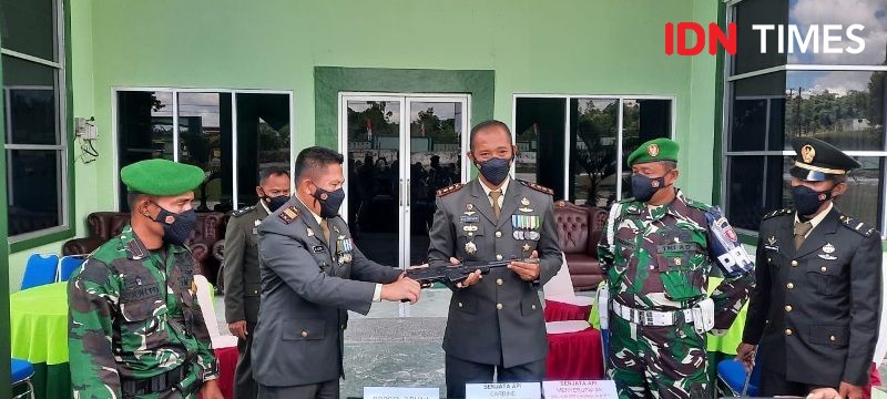 Perayaan HUT TNI, Warga Penajam Serahkan Tiga Pucuk Senpi