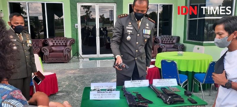 Perayaan HUT TNI, Warga Penajam Serahkan Tiga Pucuk Senpi