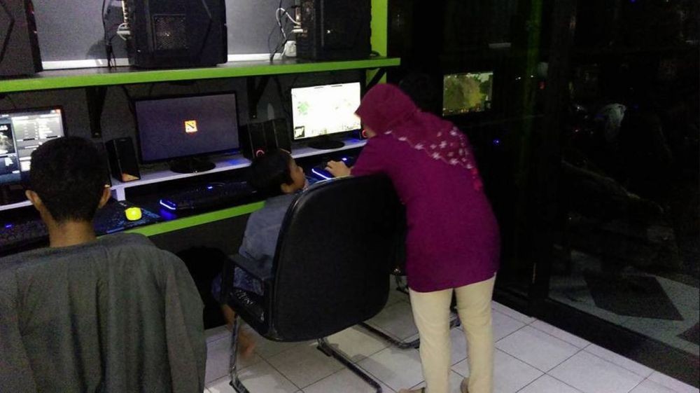 10 Potret Kelakuan Emak-emak di Warnet Ini Gokil Abis, Gaming Lady!