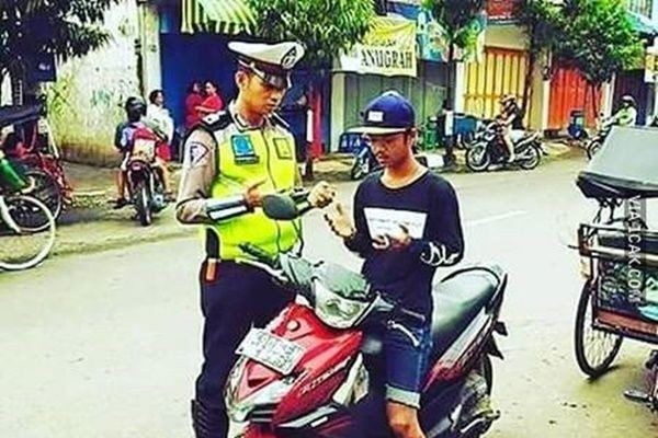 10 Potret Polisi Hadapi Pelanggar Lalu Lintas Ini Kocak Abis