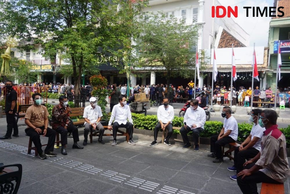 Jokowi Berikan Bantuan PKL Rp1,2 Juta, Pedagang Teriak Kurang Pak! 
