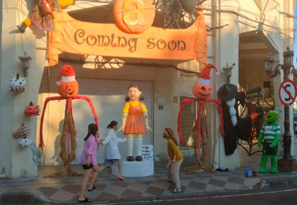 Ada Boneka Squid Game di Jalan Tunjungan, Cari Peserta Lomba?