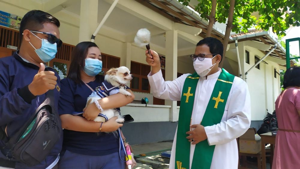 10 Potret Unik Anjing sampai Kura-kura Ikut Ibadah Pemberkatan di Semarang