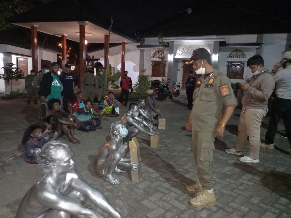 Razia Gelandangan, Satpol PP Tangerang Tangkapi Manusia Silver