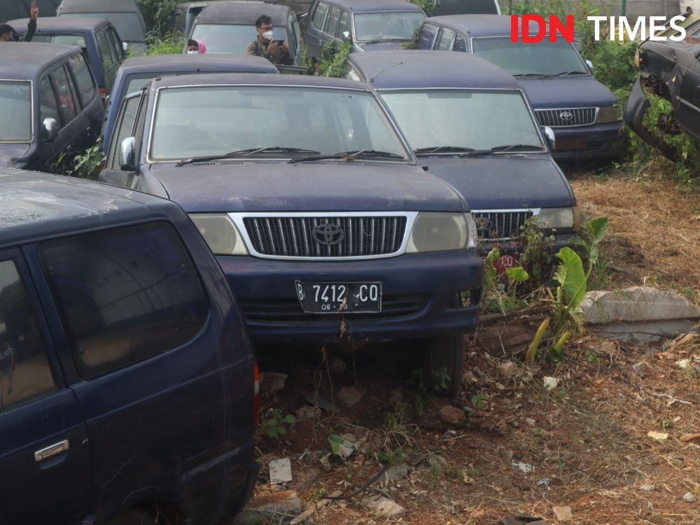 6 Potret Mobil-mobil Dinas Pemkot Tangerang yang Terbengkalai