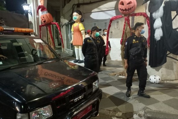 Boneka Squid Game di Surabaya Dibongkar Satpol PP