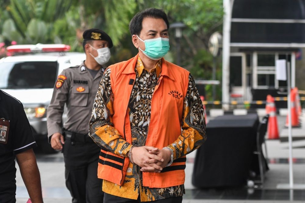 Azis Syamsuddin Tutupi Kamera Wartawan Usai Sidang Suap Penyidik KPK