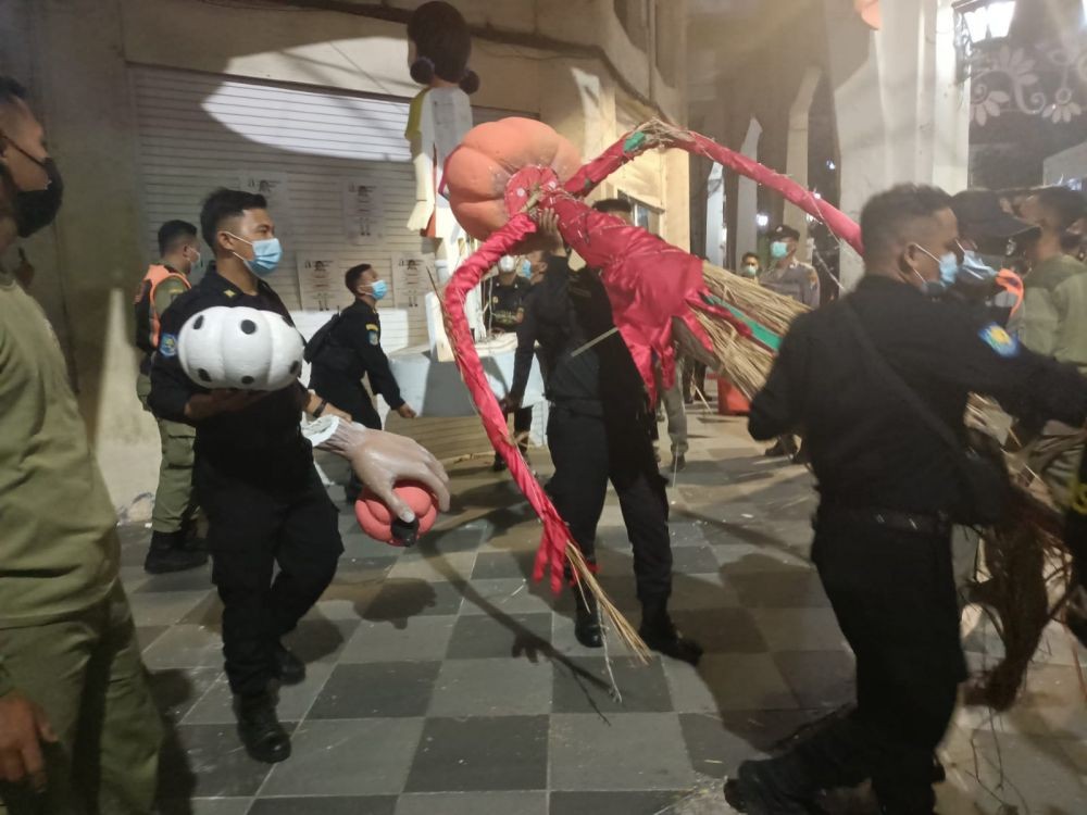 Boneka Squid Game di Surabaya Dibongkar Satpol PP