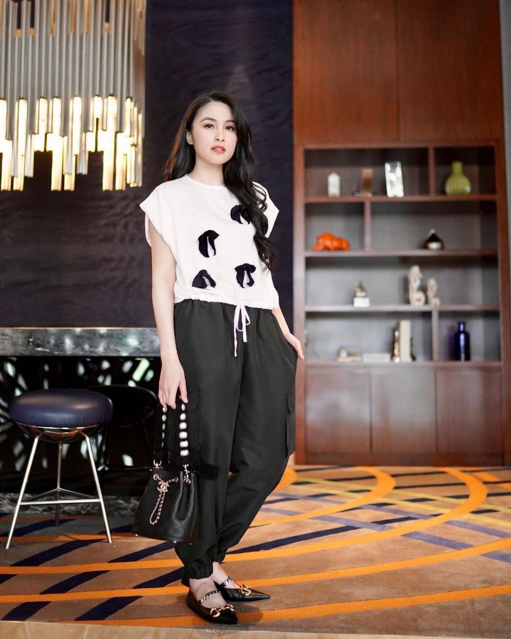 OOTD Hitam Putih Ala Sandra Dewi