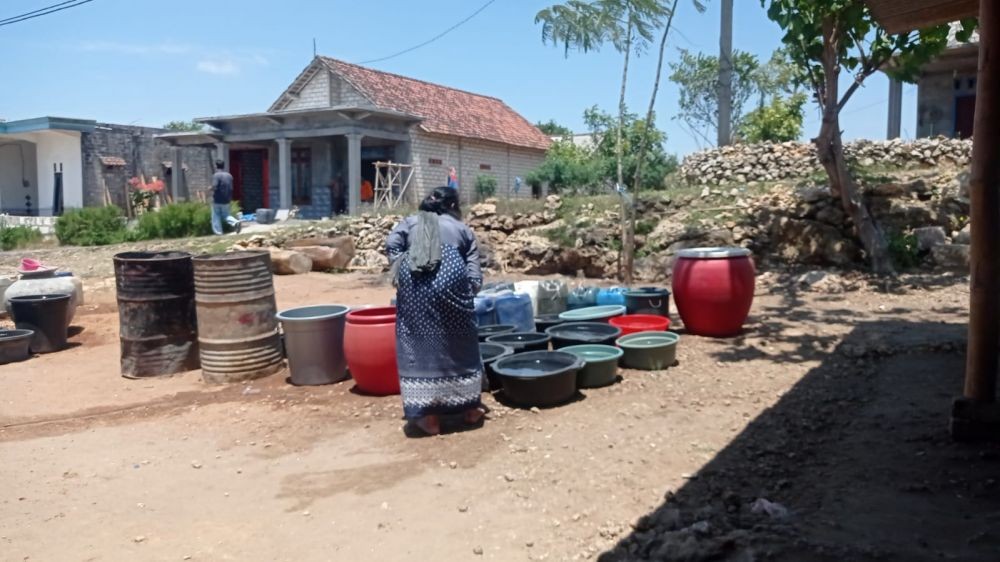 Dilanda Kekeringan, Warga Tuban Patungan Beli Air Bersih