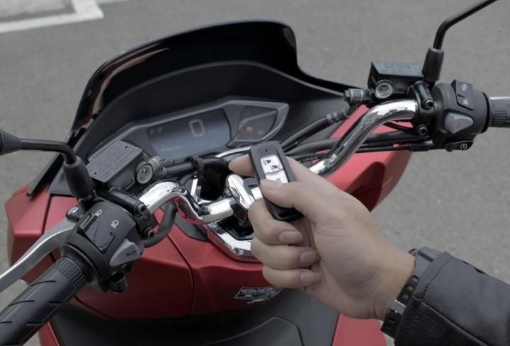 Begini Cara Mengganti Baterai Smart Key Sepeda Motor