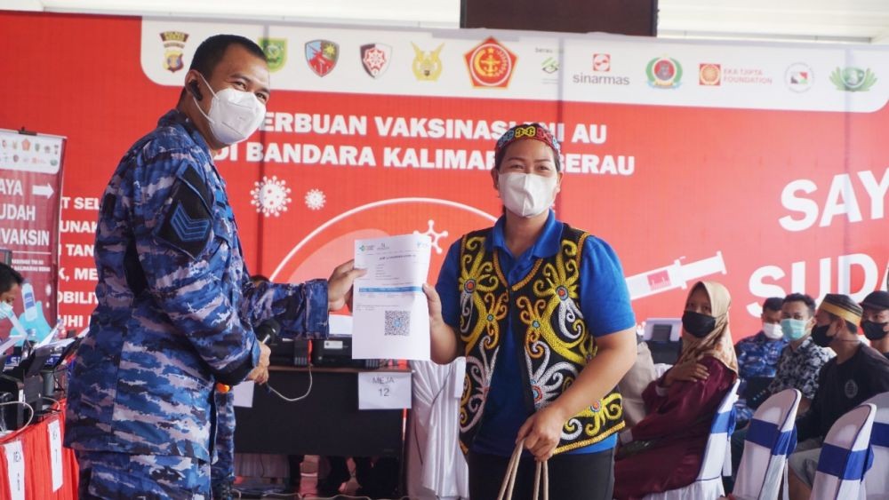 TNI AU Serbu Vaksinasi agar Herd Immunity Tercapai di Berau