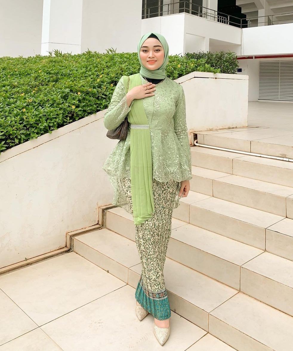 9 OOTD Kondangan Bertema Sage Green, Langsung Jatuh Hati!