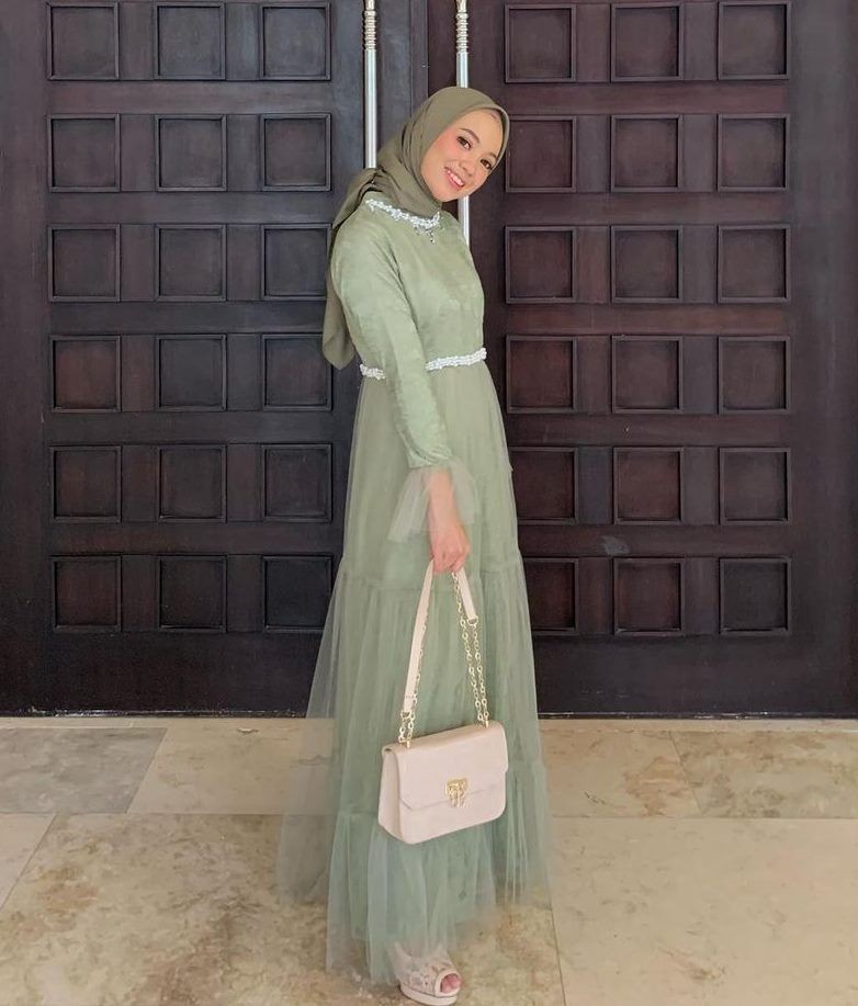 9 OOTD Kondangan Bertema Sage Green, Langsung Jatuh Hati!